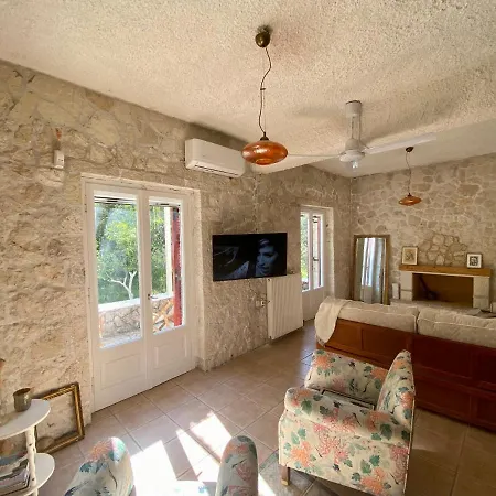 πέτρινο σπίτι με κήπο και θέα στον ελαιώνα, Ii Apartment *