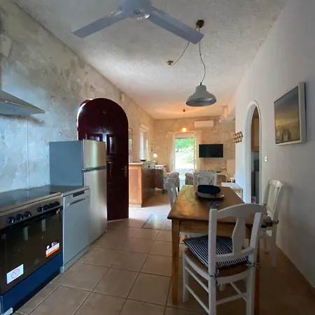 πέτρινο σπίτι με κήπο και θέα στον ελαιώνα, Ii Apartment *